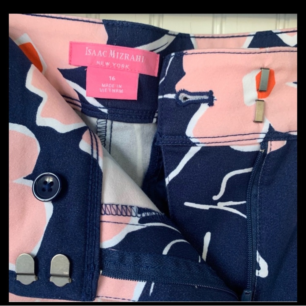 Isaac Mizrahi (Size 16) Pink and Navy Scalloped, Tailored Floral Shorts - Picture 2 of 9